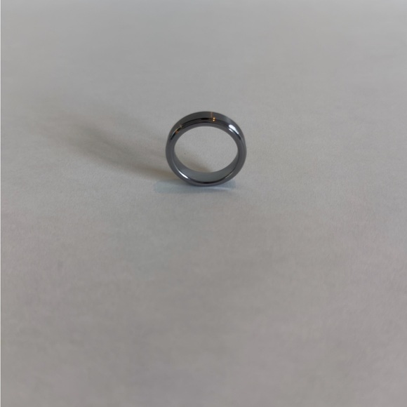 New Sleek Mens Tungsten size 8 Ring